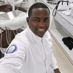 Dr. Agnelo Lucamba num consultório de Odontologia